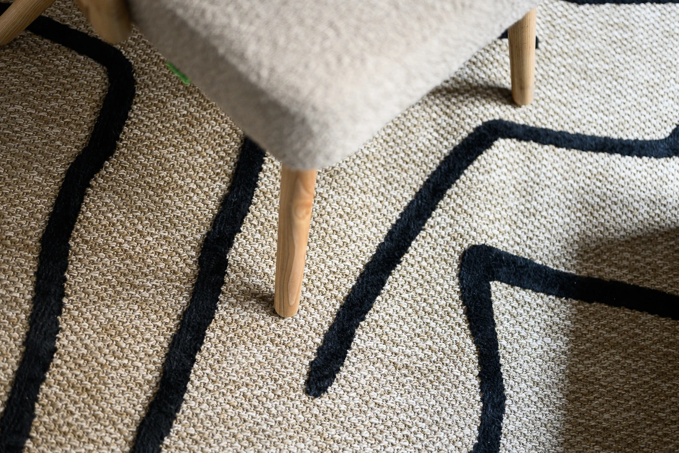 Tapis zébré et chaise blanche